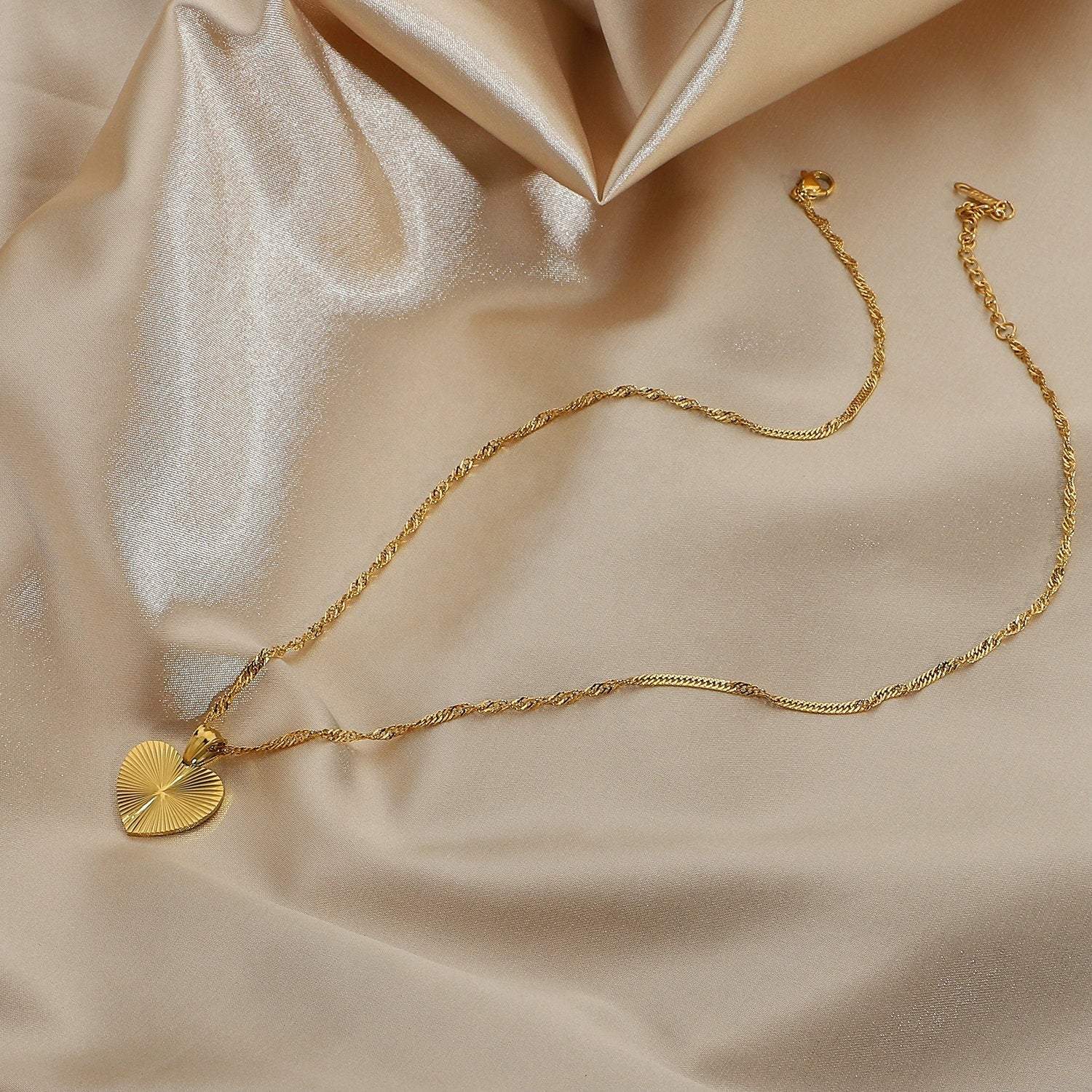 Alva Gold Heart Shimmer Charm Necklace LATUKI