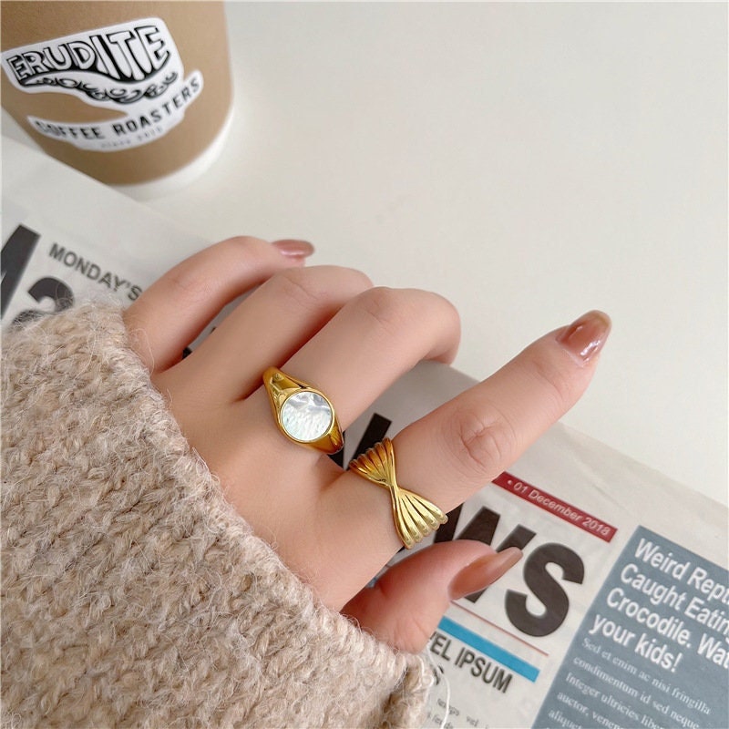 18K GOLD FILLED Pearl Signet Ring, Gold Stacking Ring, Bow Ring, Gold Ring, Stacking Ring, Chunky Ring, Statement Ring WATERPROOF/Sweatproof