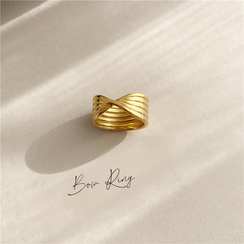 18K GOLD FILLED Pearl Signet Ring, Gold Stacking Ring, Bow Ring, Gold Ring, Stacking Ring, Chunky Ring, Statement Ring WATERPROOF/Sweatproof