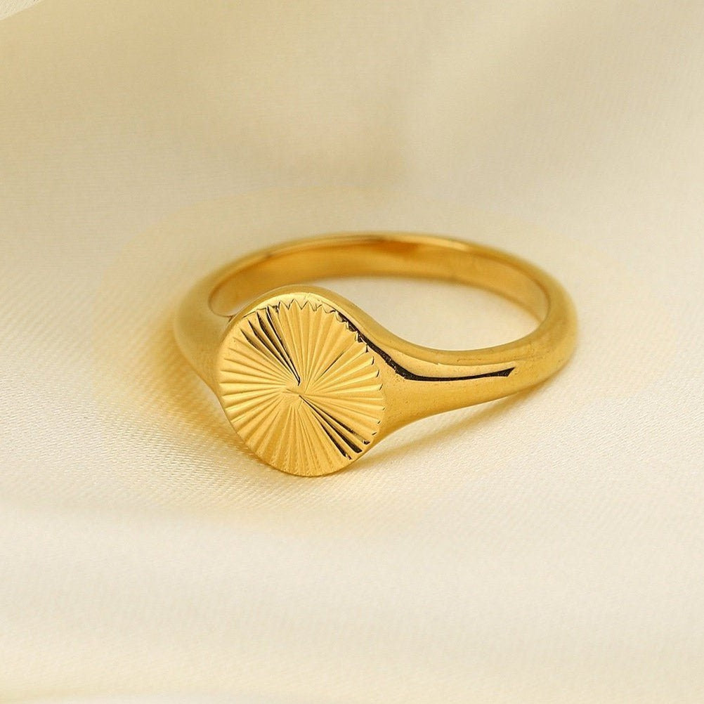 Sunbeam Signet Ring, 18K Gold Signet Ring, Oval Signet Ring, Gold Ring, Round Signet Ring, Statement Ring, GOLD FILLED Ring, Gift for her. LATUKI